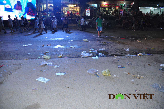 Hạ Long ngập rác sau đêm hội Carnaval